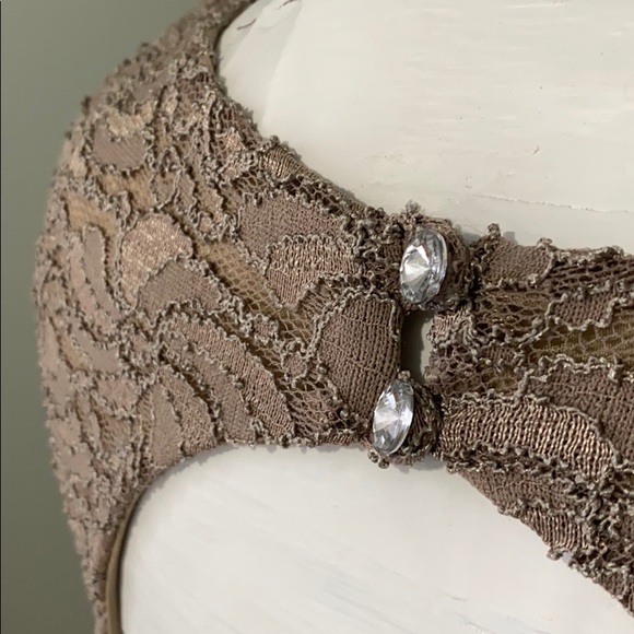 Keyhole Back Lace Dress - Picture 4 of 7